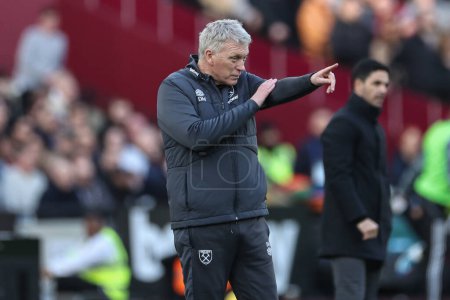 Photo for David Moyes manager of West Ham United gives his team instructions during the Premier League match West Ham United vs Arsenal at London Stadium, London, United Kingdom, 11th February 202 - Royalty Free Image