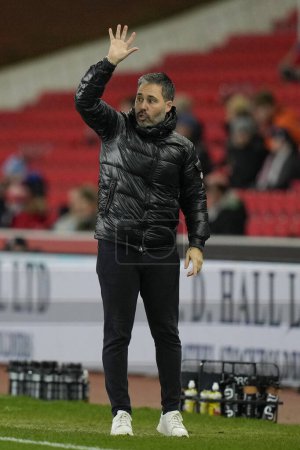Foto de Mart Cifuentes, manager de QPR gestures durante el Sky Bet Championship match Stoke City vs Queens Park Rangers en Bet365 Stadium, Stoke-on-Trent, Reino Unido, 14 de febrero de 2024 - Imagen libre de derechos