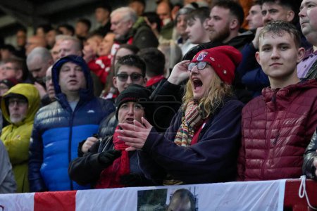 Téléchargez les photos : Les fans de Barnsley soutiennent leur équipe par le mauvais temps lors du match de Sky Bet League 1 Fleetwood Town vs Barnsley au Highbury Stadium, Fleetwood, Royaume-Uni, le 17 février 202 - en image libre de droit