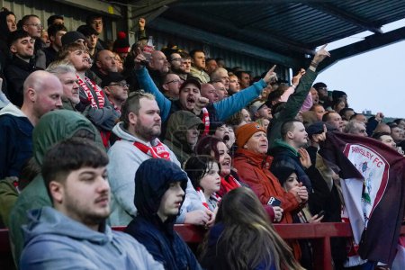 Foto de Los fanáticos de Barnsley animan a su lado durante el partido de la Sky Bet League 1 Fleetwood Town vs Barnsley en Highbury Stadium, Fleetwood, Reino Unido, 17 de febrero 202 - Imagen libre de derechos