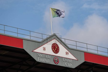 Foto de Una bandera de la Premier League sopla en el poste de la bandera del reloj en el DSM Roofing Stand durante el partido de la Premier League Sheffield United vs Brighton and Hove Albion en Bramall Lane, Sheffield, Reino Unido, 18 de febrero 202 - Imagen libre de derechos