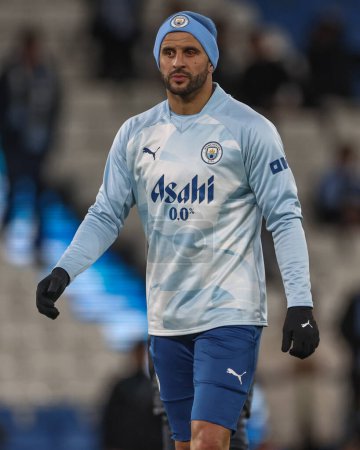 Photo for Kyle Walker of Manchester City in the pregame warmup session during the Premier League match Manchester City vs Brentford at Etihad Stadium, Manchester, United Kingdom, 20th February 202 - Royalty Free Image