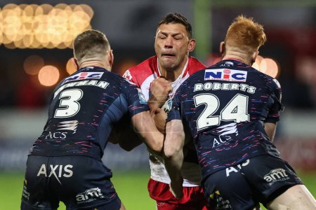Foto de Ryan Hall of Hull KR barges into Harry Newman of Leeds Rhinos and Luis Roberts of Leeds Rhinos during the Betfred Super League Round 2 match Hull KR vs Leeds Rhinos at Sewell Group Craven Park, Kingston upon Hull, United Kingdom, 22nd February 202 - Imagen libre de derechos