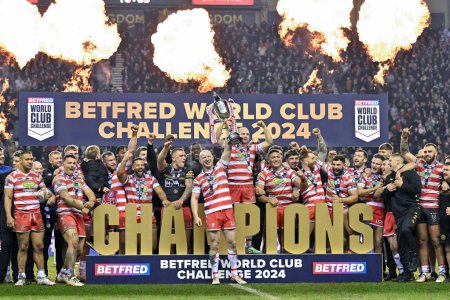 Photo for Wigan Warriors lift the World Club Challenge trophy, during the 2024 World Club Challenge match Wigan Warriors vs Penrith Panthers at DW Stadium, Wigan, United Kingdom, 24th February 202 - Royalty Free Image