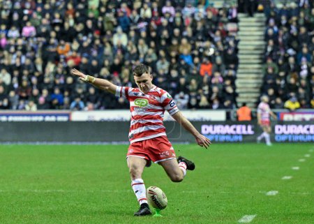 Photo for Harry Smith of Wigan Warriors converts his conversions to make it 16-12 Wigan, during the 2024 World Club Challenge match Wigan Warriors vs Penrith Panthers at DW Stadium, Wigan, United Kingdom, 24th February 202 - Royalty Free Image