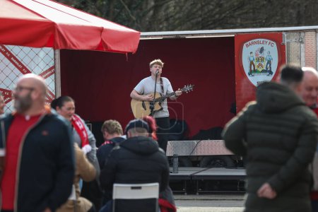 Téléchargez les photos : Singer à la Fan Zone pendant le Sky Bet League 1 match Barnsley vs Derby County à Oakwell, Barnsley, Royaume-Uni, 24 février 202 - en image libre de droit