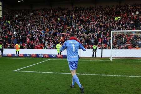 Téléchargez les photos : Liam Roberts de Barnsley célèbrent leur victoire 2-1 avec les fans dans le Ponty End lors du Sky Bet League 1 match Barnsley vs Derby County à Oakwell, Barnsley, Royaume-Uni, 24 Février 202 - en image libre de droit