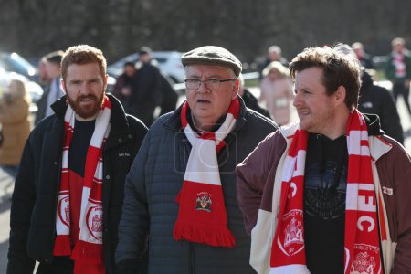 Téléchargez les photos : Les fans de Barnsley arrivent à Oakwell lors du Sky Bet League 1 match Barnsley vs Derby County à Oakwell, Barnsley, Royaume-Uni, le 24 février 202 - en image libre de droit