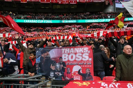 Téléchargez les photos : Les fans de Liverpool chantent You'll Never Walk Alone alors qu'ils tiennent leurs foulards au-dessus de leurs têtes lors du match final de la Coupe Carabao Chelsea vs Liverpool au Wembley Stadium, Londres, Royaume-Uni, le 25 février 202 - en image libre de droit
