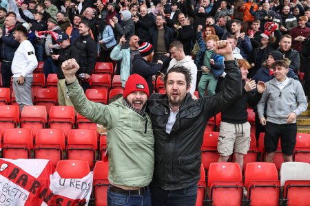 Téléchargez les photos : Les fans de Barnsley célèbrent le but d'Adam Phillips de Barnsley de faire 1-1 lors du Sky Bet League 1 match Barnsley vs Derby County à Oakwell, Barnsley, Royaume-Uni, 24 Février 202 - en image libre de droit