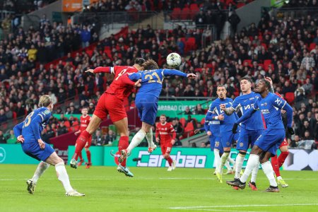 Foto de Virgil van Dijk de Liverpool anota 0-1 durante el partido final de la Copa Carabao Chelsea vs Liverpool en el Wembley Stadium, Londres, Reino Unido, el 25 de febrero 202 - Imagen libre de derechos