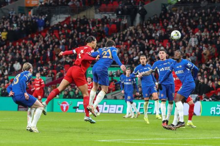 Téléchargez les photos : Virgil van Dijk de Liverpool marque 0-1 lors du match final de la Carabao Cup Chelsea vs Liverpool au Wembley Stadium, Londres, Royaume-Uni, le 25 février 202 - en image libre de droit