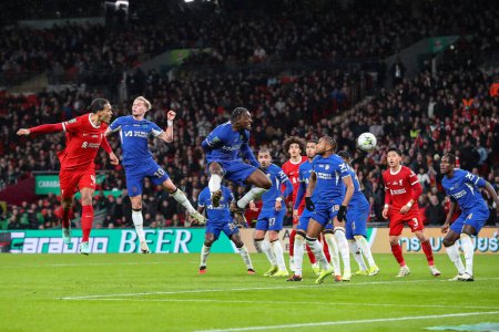 Téléchargez les photos : Virgil van Dijk de Liverpool marque 0-1 lors du match final de la Carabao Cup Chelsea vs Liverpool au Wembley Stadium, Londres, Royaume-Uni, le 25 février 202 - en image libre de droit