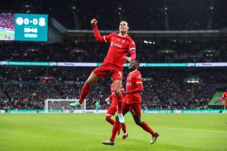 Foto de Virgil van Dijk de Liverpool celebra su gol, pero VAR lo descarta durante el partido final de la Copa Carabao Chelsea vs Liverpool en el Wembley Stadium, Londres, Reino Unido, el 25 de febrero 202 - Imagen libre de derechos