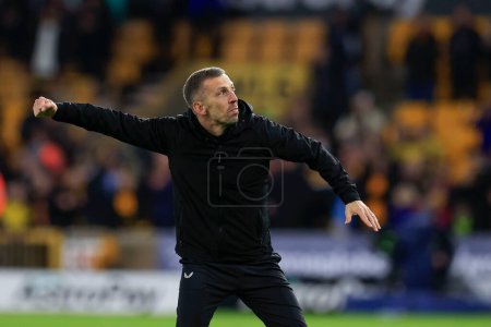 Photo for Gary O'Neill the Wolverhampton Wanderers manager celebrates with the fans at the end of the Emirates FA Cup 5th Round match Wolverhampton Wanderers vs Brighton and Hove Albion at Molineux, Wolverhampton, United Kingdom, 28th February 202 - Royalty Free Image