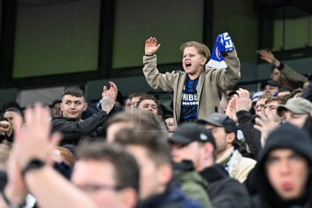 Foto de Un joven F.C. Copenhague aplaude a su equipo durante el partido de la Liga de Campeones de la UEFA Manchester City vs FC Copenhague en el Etihad Stadium, Manchester, Reino Unido, 6 de marzo 202 - Imagen libre de derechos