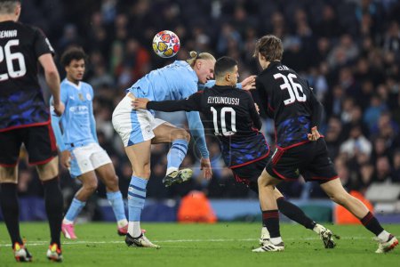 Photo for Mohamed Elyounoussi of FC Copenhagen blocks a shot from Erling Haaland  of Manchester City during the UEFA Champions League match Manchester City vs F.C. Copenhagen at Etihad Stadium, Manchester, United Kingdom, 6th March 202 - Royalty Free Image