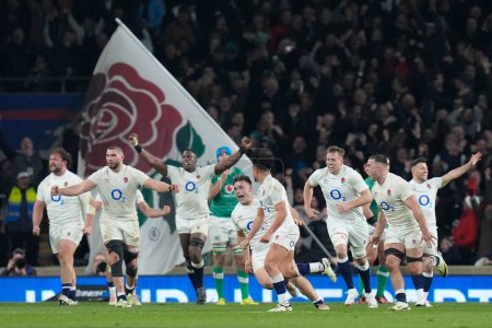 Photo for Marcus Smith of England celebrates with the England team after his drop goal won the game for England during the 2024 Guinness 6 Nations match England vs Ireland at Twickenham Stadium, Twickenham, United Kingdom, 9th March 202 - Royalty Free Image