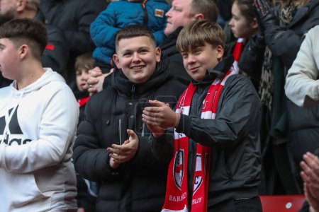 Foto de Los fans aplauden al equipo cuando salen para el lanzamiento durante el partido de Sky Bet League 1 Barnsley vs Lincoln City en Oakwell, Barnsley, Reino Unido, 9 de marzo 202 - Imagen libre de derechos