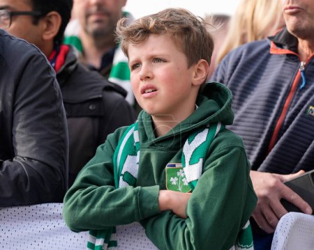 Téléchargez les photos : Un jeune fan irlandais attend l'arrivée des joueurs avant le match Guinness 6 Nations 2024 Angleterre vs Irlande au Twickenham Stadium, Twickenham, Royaume-Uni, 9 mars 202 - en image libre de droit