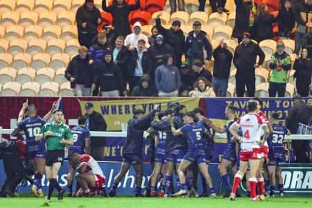 Photo for Warrington Wolves celebrate the win at the end of the Betfred Super League Round 4 match Hull KR vs Warrington Wolves at Sewell Group Craven Park, Kingston upon Hull, United Kingdom, 7th March 202 - Royalty Free Image