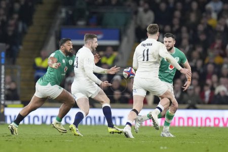 Photo for Elliot Daly of England passes the ball to Tommy Freeman of England during the 2024 Guinness 6 Nations match England vs Ireland at Twickenham Stadium, Twickenham, United Kingdom, 9th March 202 - Royalty Free Image