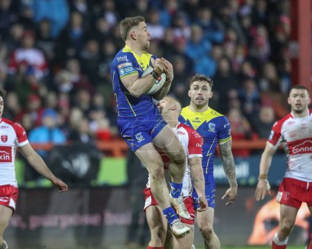 Photo for Matt Dufty of Warrington Wolves collects the ball during the Betfred Super League Round 4 match Hull KR vs Warrington Wolves at Sewell Group Craven Park, Kingston upon Hull, United Kingdom, 7th March 202 - Royalty Free Image