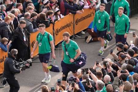 Téléchargez les photos : Ian Henderson mène l'équipe d'Irlande au stade avant le match Guinness 6 Nations 2024 Angleterre vs Irlande au Twickenham Stadium, Twickenham, Royaume-Uni, 9 mars 202 - en image libre de droit