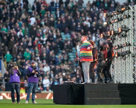 Foto de El músico Rag and Bone Man actúa durante el intervalo de medio tiempo durante el partido Guinness 6 Nations 2024 Inglaterra vs Irlanda en el Twickenham Stadium, Twickenham, Reino Unido, 9 de marzo 202 - Imagen libre de derechos