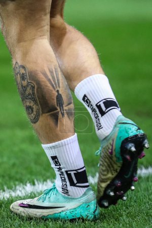 Foto de Tatuajes de piernas de Riley McGree de Middlesbrough durante el Sky Bet Championship match Birmingham City vs Middlesbrough en St Andrews, Birmingham, Reino Unido, 12 de marzo de 2024 - Imagen libre de derechos