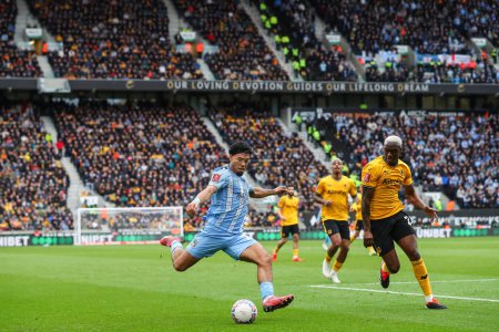 Foto de Milan van Ewijk de Coventry City cruza el balón durante el partido cuartos de final de la Copa FA de Emiratos Wolverhampton Wanderers vs Coventry City en Molineux, Wolverhampton, Reino Unido, 16 de marzo 202 - Imagen libre de derechos