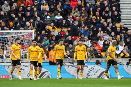 Foto de Wolverhampton Wanderers reacciona a su lado concediendo un gol para hacerlo 0-1 durante el partido cuartos de final de la Copa FA de Emiratos Wolverhampton Wanderers vs Coventry City en Molineux, Wolverhampton, Reino Unido, 16 de marzo 202 - Imagen libre de derechos