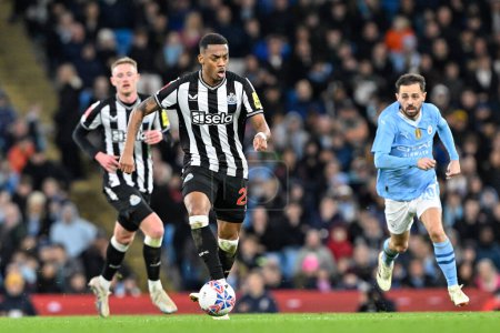 Photo for Joe Willock of Newcastle United breaks forward with the ball, during the Emirates FA Cup Quarter- Final match Manchester City vs Newcastle United at Etihad Stadium, Manchester, United Kingdom, 16th March 202 - Royalty Free Image