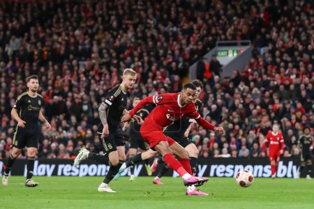 Foto de Cody Gakpo de Liverpool dispara al gol, durante el partido UEFA Europa League Liverpool vs Sparta Prague en Anfield, Liverpool, Reino Unido, 14 de marzo 202 - Imagen libre de derechos