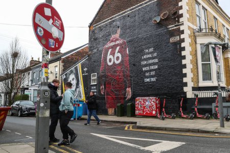 Foto de Un mural para Trent Alexander-Arnold de Liverpool en un lado de una casa antes del partido de la UEFA Europa League Liverpool vs Sparta Prague en Anfield, Liverpool, Reino Unido, 14 de marzo 202 - Imagen libre de derechos