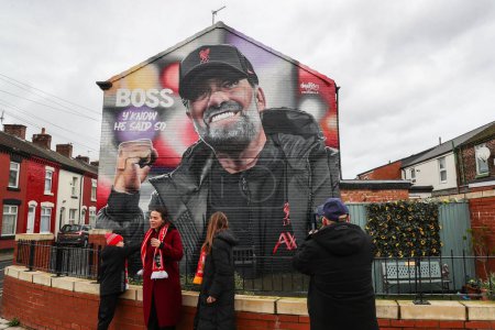 Téléchargez les photos : Une murale pour Jrgen Klopp manager de Liverpool sur un côté d'une maison avant le match de l'UEFA Europa League Liverpool vs Sparta Prague à Anfield, Liverpool, Royaume-Uni, 14 mars 2024 - en image libre de droit
