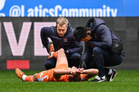 Foto de Jordan Rhodes de Blackpool recibe tratamiento por una lesión durante el Sky Bet League 1 partido Wigan Athletic vs Blackpool en el DW Stadium, Wigan, Reino Unido, 16 de marzo 202 - Imagen libre de derechos