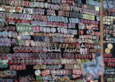 Foto de Pin badges a la venta en las afueras de Anfield antes del partido, durante el partido UEFA Europa League Liverpool vs Sparta Prague en Anfield, Liverpool, Reino Unido, 14 de marzo 202 - Imagen libre de derechos