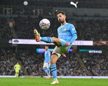Foto de Bernardo Silva de Manchester City pone el balón bajo control, durante el partido de cuartos de final de la Copa FA de Emiratos Manchester City vs Newcastle United en el Etihad Stadium, Manchester, Reino Unido, 16 de marzo 202 - Imagen libre de derechos