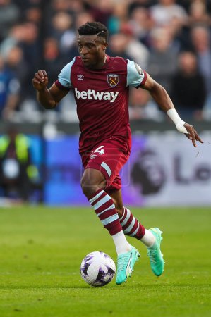 Photo for Mohammed Kudus of West Ham United makes a break with the ball during the Premier League match West Ham United vs Aston Villa at London Stadium, London, United Kingdom, 17th March 202 - Royalty Free Image