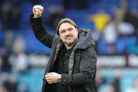 Photo for Daniel Farke manager of Leeds United salutes the supporters at full-time after the Sky Bet Championship match Leeds United vs Millwall at Elland Road, Leeds, United Kingdom, 17th March 2024 - Royalty Free Image