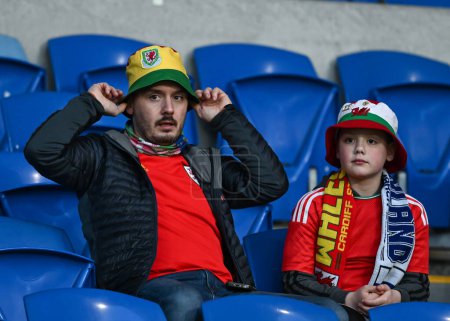 Foto de Los fanáticos de Gales toman asiento antes del partido semifinal de la UEFA Euro Qualifiers Play-Off Gales vs Finlandia en el Cardiff City Stadium, Cardiff, Reino Unido, 21 de marzo 202 - Imagen libre de derechos