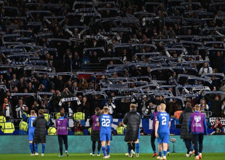 Foto de El equipo de Finlandia aplaude a sus fans a tiempo completo, durante el partido de semifinales de la UEFA Euro Qualifiers Play-Off Gales vs Finlandia en el Cardiff City Stadium, Cardiff, Reino Unido, 21 de marzo 202 - Imagen libre de derechos