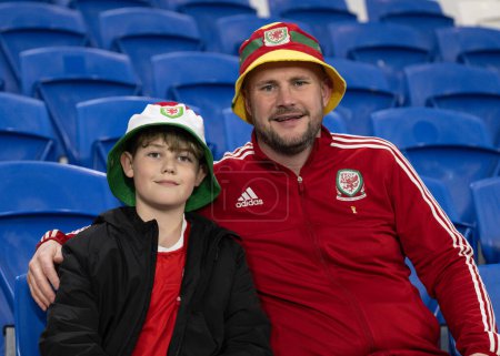Foto de Los fanáticos de Gales toman asiento antes del partido semifinal de la UEFA Euro Qualifiers Play-Off Gales vs Finlandia en el Cardiff City Stadium, Cardiff, Reino Unido, 21 de marzo 202 - Imagen libre de derechos