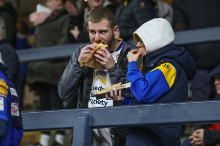 Téléchargez les photos : Les fans de Leeds mangent un morceau avant le match lors du sixième tour de la Betfred Challenge Cup Leeds Rhinos vs St Helens au Headingley Stadium, Leeds, Royaume-Uni, 22 mars 202 - en image libre de droit