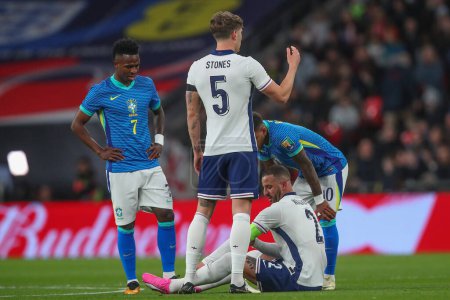 Téléchargez les photos : Kyle Walker d'Angleterre blessé lors du match amical international Angleterre vs Brésil au Wembley Stadium, Londres, Royaume-Uni, 23 mars 202 - en image libre de droit
