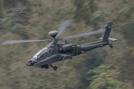 Téléchargez les photos : Dernier vol d'Apache Mk.1 de l'armée britannique de Chepstow à Monmouth aujourd'hui dans le cadre du Farewell Fly Past marquant la fin de la variante D au Royaume-Uni Wye Valley, Chepstow, Royaume-Uni, 26 mars 202 - en image libre de droit