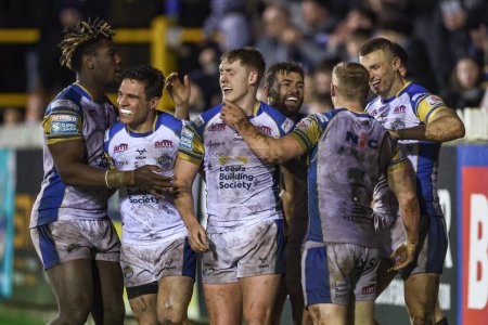 Photo for Lachlan Miller of Leeds Rhinos celebrates his try with his teammates during the Betfred Super League Round 6 match Castleford Tigers vs Leeds Rhinos at The Mend-A-Hose Jungle, Castleford, United Kingdom, 28th March 202 - Royalty Free Image