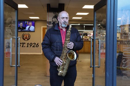 Téléchargez les photos : Un homme jouant un saxophone lors du Betfred Super League Round 6 match Castleford Tigers vs Leeds Rhinos à The Mend-A-Hose Jungle, Castleford, Royaume-Uni, 28 mars 202 - en image libre de droit