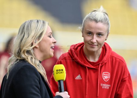 Foto de Leah Williamson de Arsenal Women es entrevistada por la BBC antes del partido final de la FA Women 's League Cup Arsenal Women vs Chelsea FC Women en Molineux, Wolverhampton, Reino Unido, 31 de marzo 202 - Imagen libre de derechos